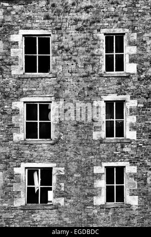 Moulin à l'abandon des fileurs à Selkirk, Scottish Borders, Scotland. Le noir et blanc Banque D'Images