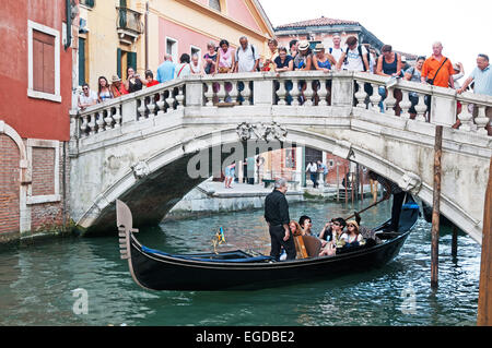 La chanteuse d'opéra mâle divertit sur la famille godola en passant sous le pont sur Rio de Palazzo de Canonica Venise Italie près de Pont des Soupirs Banque D'Images