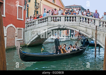La chanteuse d'opéra mâle divertit sur la famille godola en passant sous le pont sur Rio de Palazzo de Canonica Venise Italie près de Pont des Soupirs Banque D'Images