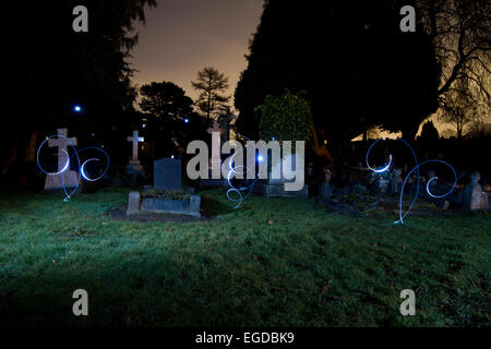 Light painting dans cimetière Banque D'Images