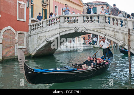 Young caucasian couple sur gondola sur Rio de Palazzo de Canonica Venise Italie près de Pont des Soupirs Banque D'Images