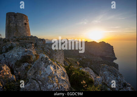 Ancienne tour, Cap Formentor, à proximité de Pollensa, Majorque, Espagne Banque D'Images