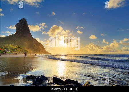 Brésil, Fernando de Noronha, plage de Conceicao avec Morro la montagne Pico en arrière-plan Banque D'Images
