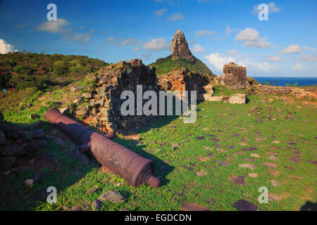 Brésil, Fernando de Noronha, Ruines de la forteresse historique forte dos Remedios, Morro La Montagne Pico en arrière-plan Banque D'Images