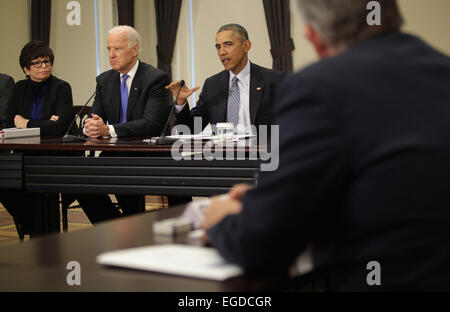 Le président des États-Unis Barack Obama (3L) parle comme Vice-président Joseph Biden (2L) et Maison Blanche haut conseiller Valerie Jarrett (L) écouter lors d'une réunion de l'Association des gouverneurs démocrates dans le Eisenhower Executive Office Building, 20 février 2015 à Washington, DC. Les gouverneurs de la nation sont à Washington, DC, pour assister à l'Association nationale des gouverneurs, réunion d'hiver. Crédit : Alex Wong / Piscine via CNP - AUCUN FIL SERVICE - Banque D'Images