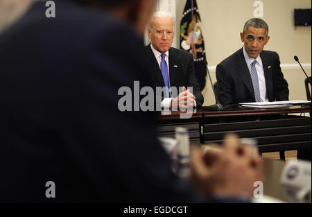 Le président des États-Unis Barack Obama (R) parle en tant que Vice-président Joseph Biden (2e R) est à l'écoute au cours d'une réunion de l'Association des gouverneurs démocrates dans le Eisenhower Executive Office Building, 20 février 2015 à Washington, DC. Les gouverneurs de la nation sont à Washington, DC, pour assister à l'Association nationale des gouverneurs, réunion d'hiver. Crédit : Alex Wong / Piscine via CNP - AUCUN FIL SERVICE - Banque D'Images