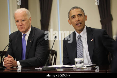 Le président des États-Unis Barack Obama (R) parle comme Vice-président Joseph Biden (L) à l'écoute au cours d'une réunion de l'Association des gouverneurs démocrates dans le Eisenhower Executive Office Building, 20 février 2015 à Washington, DC. Les gouverneurs de la nation sont à Washington, DC, pour assister à l'Association nationale des gouverneurs, réunion d'hiver. Crédit : Alex Wong / Piscine via CNP - AUCUN FIL SERVICE - Banque D'Images