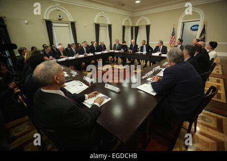 Le président des États-Unis Barack Obama parle lors d'une réunion de l'Association des gouverneurs démocrates dans le Eisenhower Executive Office Building, 20 février 2015 à Washington, DC. Les gouverneurs de la nation sont à Washington, DC, pour assister à l'Association nationale des gouverneurs, réunion d'hiver. Crédit : Alex Wong / Piscine via CNP - AUCUN FIL SERVICE - Banque D'Images