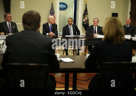 Le président des États-Unis Barack Obama (C) parle en tant que Vice-président Joseph Biden (2L) à l'écoute au cours d'une réunion de l'Association des gouverneurs démocrates dans le Eisenhower Executive Office Building, 20 février 2015 à Washington, DC. Les gouverneurs de la nation sont à Washington, DC, pour assister à l'Association nationale des gouverneurs, réunion d'hiver. Crédit : Alex Wong / Piscine via CNP - AUCUN FIL SERVICE - Banque D'Images