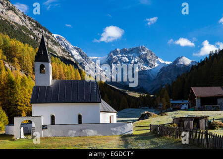 Eglise réformée de S-charl en automne, Scuol, Engadine, Canton des Grisons, Siwtzerland Banque D'Images