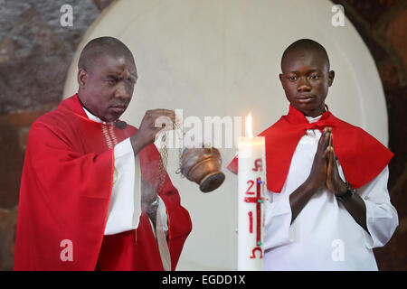 Swing prêtre encens bougie vers Pâques durant la messe du dimanche à l'église catholique romaine à Ndola, Zambie Banque D'Images