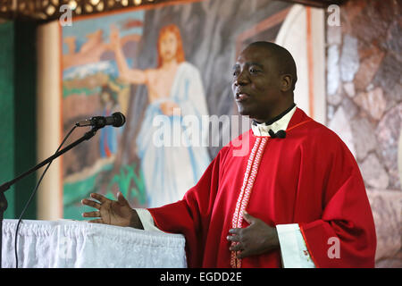 Prêtre prêchant pendant la messe du dimanche dans une église catholique romaine à Ndola, Zambie Banque D'Images