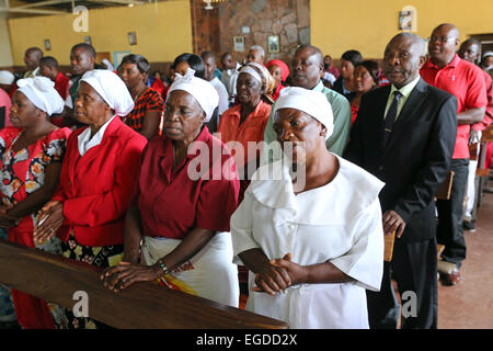 La sainte communion (eucharistie) au cours de la messe du dimanche dans une église catholique romaine à Ndola, Zambie Banque D'Images