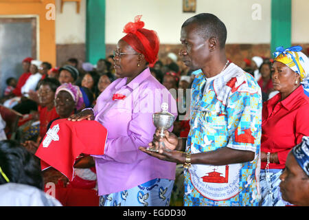 La sainte communion (eucharistie) au cours de la messe du dimanche dans une église catholique romaine à Ndola, Zambie Banque D'Images