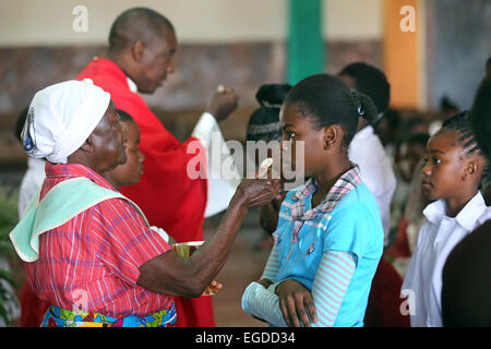 La sainte communion (eucharistie) au cours de la messe du dimanche dans une église catholique romaine à Ndola, Zambie Banque D'Images