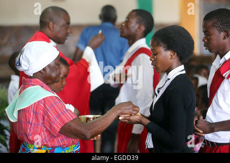 La sainte communion (eucharest) au cours de la messe du dimanche dans une église catholique romaine à Ndola, Zambie Banque D'Images