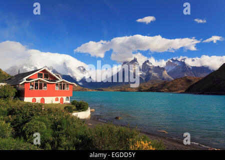 Le Chili, la Patagonie, le Parc National Torres del Paine (UNESCO Site), pics et Cuernos del Paine Hosteria Pehoe Hôtel historique Banque D'Images