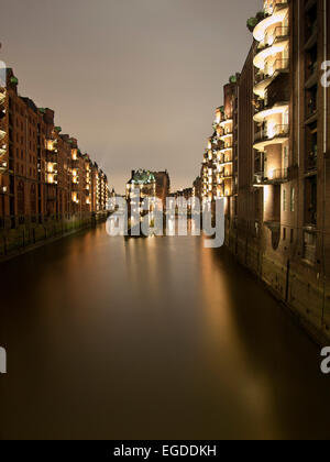 Les bâtiments illuminés dans l'historique Speicherstadt, ville hanséatique de Hambourg, Allemagne Banque D'Images