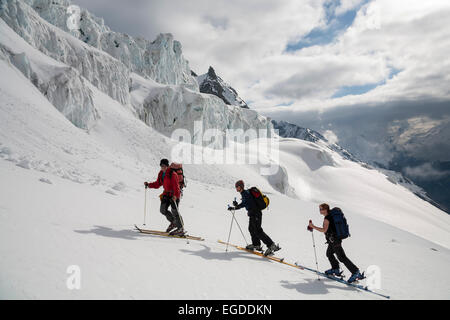 Ascendant skieur à Hohwang glacier, Zermatt, Valais, Suisse Banque D'Images