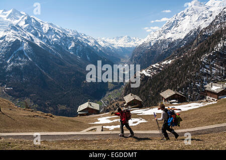 Deux skieurs arrivant Alp Jungen, Grächen, Mattertal, Canton du Valais, Suisse Banque D'Images