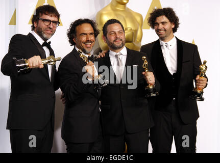 Alejandro G. Inarritu, Alexander Dinelaris, Nicolas Giacobone et Armando Bo à la 87e annuelle des Academy Awards - Salle de presse tenue à l'hôtel Loews Hollywood Hotel à Hollywood le 22 février 2015. Dpa : Crédit photo alliance/Alamy Live News Banque D'Images