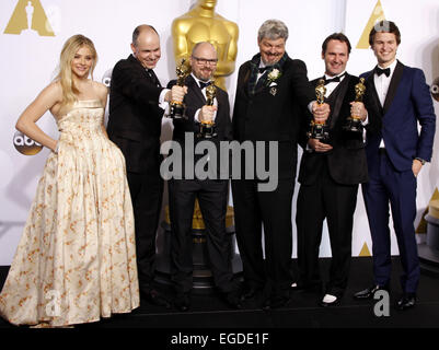 Chloe Grace Moretz, Paul Franklin, Andrew Lockley, Ian Hunter et Scott R. Fisher et Ansel Elgort à la 87e annuelle des Academy Awards - Salle de presse tenue à l'hôtel Loews Hollywood Hotel à Hollywood le 22 février 2015. Dpa : Crédit photo alliance/Alamy Live News Banque D'Images