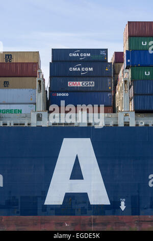 Détail d'un porte-conteneurs dans le port de Hambourg, Burchardkai, Hambourg, Allemagne Banque D'Images