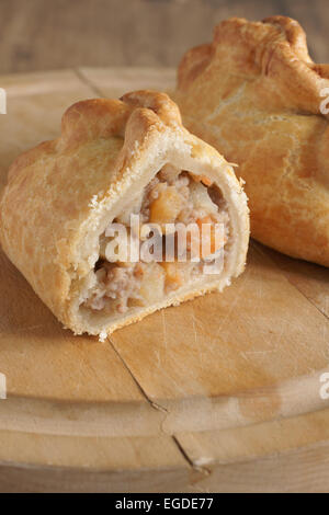 Cornish pasty traditionnel rempli de pommes de terre et les carottes viande suédois Banque D'Images