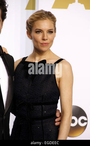 Sienna Miller à la 87e annuelle des Academy Awards - Salle de presse tenue à l'hôtel Loews Hollywood Hotel à Hollywood le 22 février 2015. Dpa : Crédit photo alliance/Alamy Live News Banque D'Images