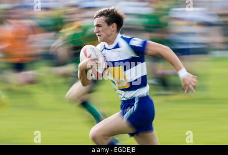 Oakmedians player en action se libérer avec le ballon. Banque D'Images