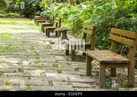 Bancs en bois sur le trottoir dans le parc Banque D'Images