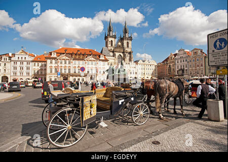 La calèche sur le Altstadtplatz, Prague, République Tchèque, Europe Banque D'Images