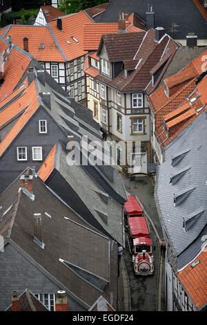 Train touristique dans une ruelle dans la vieille ville historique de Goslar, Basse-Saxe, Allemagne Banque D'Images