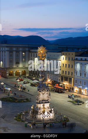 Place principale dans la soirée avec la colonne de la Sainte Trinité baroque, également connu sous le nom de colonne de la peste, Linz, Haute Autriche, Autriche Banque D'Images