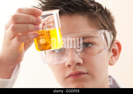 Teenage school boy en chimie leçon Banque D'Images