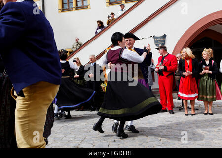 Danseurs célébrer Pâques sur la place du marché, Volkach, Basse Franconie, Bavière, Allemagne Banque D'Images