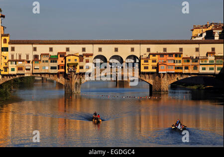 Arno et le Ponte Vecchio, Florence, Toscane, Italie Banque D'Images