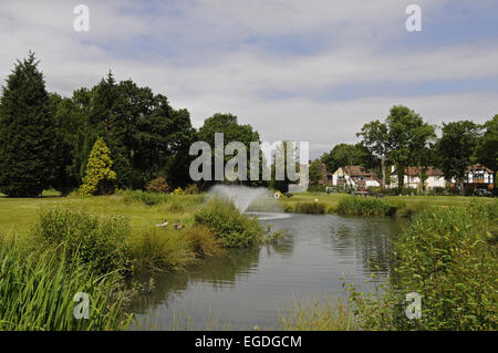 Vue sur l'étang au 12ème trou vers le 1er Tee Langley Park Golf Club Bromley Kent England Banque D'Images