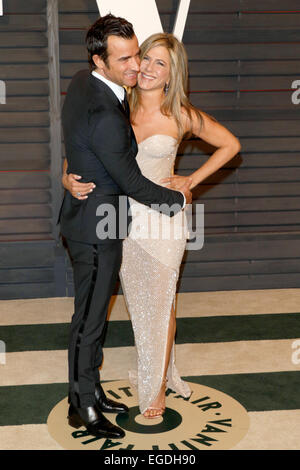 L'actrice Jennifer Aniston et Justin Theroux assister à la Vanity Fair Oscar Party à Wallis Annenberg Center for the Performing Arts à Beverly Hills, Los Angeles, USA, le 22 février 2015. Photo : Hubert Boesl - AUCUN FIL SERVICE - Banque D'Images