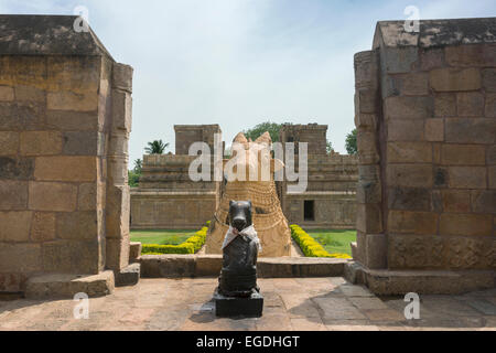 Les deux statues dans Gangaikunda Nandi Temple. Banque D'Images