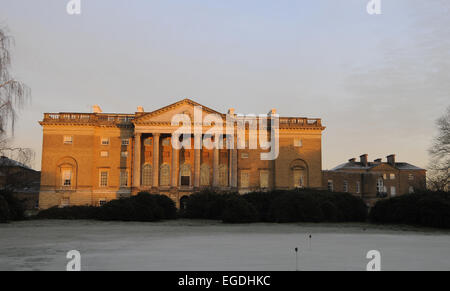 Vue sur le putting green de Thorndon Hall sur un matin glacial Thorndon Park Golf Club Angleterre Essex Banque D'Images