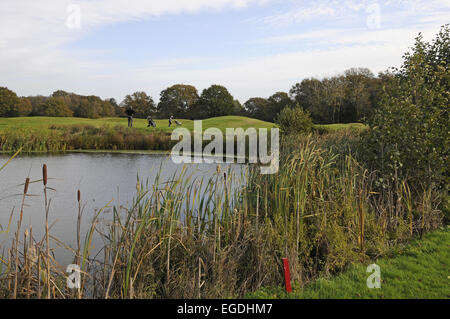 Vue sur l'étang sur le 1er trou du parcours forestiers Wildwood Golf and Country Club Alfold Surrey England Banque D'Images