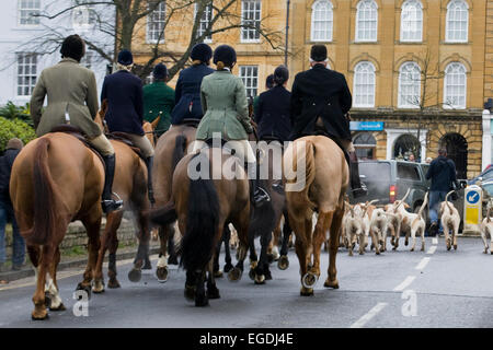 Huntsman du Heythope hunt Boxing day Répondre à Chipping Norton Oxfordshire England Banque D'Images