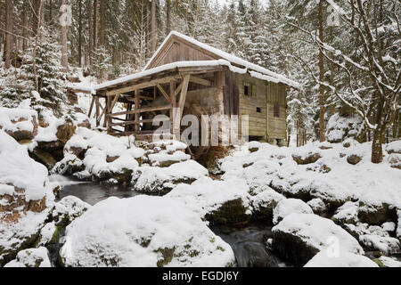 Ancien moulin à eau dans un paysage d'hiver, Gosau, Salzburg, Autriche Land Banque D'Images