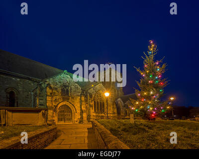 Église Sainte-marie Projecteurs Scarborough & Christmas Tree Banque D'Images