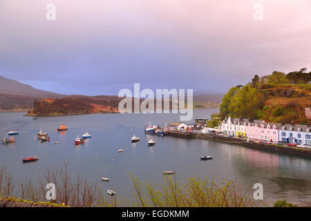 Ville de Portree avec port, Portree, Isle of Skye, Ecosse, Grande-Bretagne, Royaume-Uni Banque D'Images