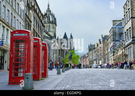 Téléphone britannique cases dans High Street, site du patrimoine mondial de l'Edinburgh, Edinburgh, Ecosse, Grande-Bretagne, Royaume-Uni Banque D'Images