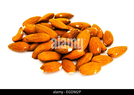 Les écrous d'amandes amandes décortiqués découpe découpe fond blanc copy space Banque D'Images