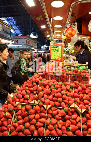 Les fraises à l'étal de fruits au marché de la Boqueria, La Boqueria, La Rambla, Barcelone, Catalogne, Espagne Banque D'Images