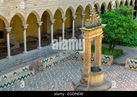 Cloître à deux étages et l'atrium à Pedralbes, abbaye Reial monestir de Santa Maria de Pedralbes, l'architecture gothique, Pedralbes, Barcelone, Catalogne, Espagne Banque D'Images